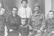 Rodina Johanna Langera (v uniformě), který byl 2.6. 1945 mučen a zastřelen na náměstí v dnešním Novém Boru. Langerovi v té době bylo 72 let. 