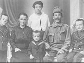 Rodina Johanna Langera (v uniformě), který byl 2.6. 1945 mučen a zastřelen na náměstí v dnešním Novém Boru. Langerovi v té době bylo 72 let. 