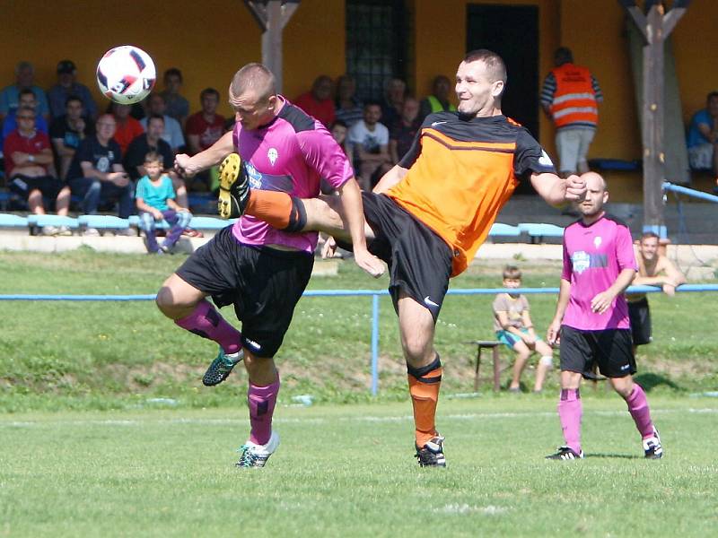 Skalice - Bílý Kostel 1:0. Hlavinka (Skalice - v oranžovém) v souboji s Janáčkem.