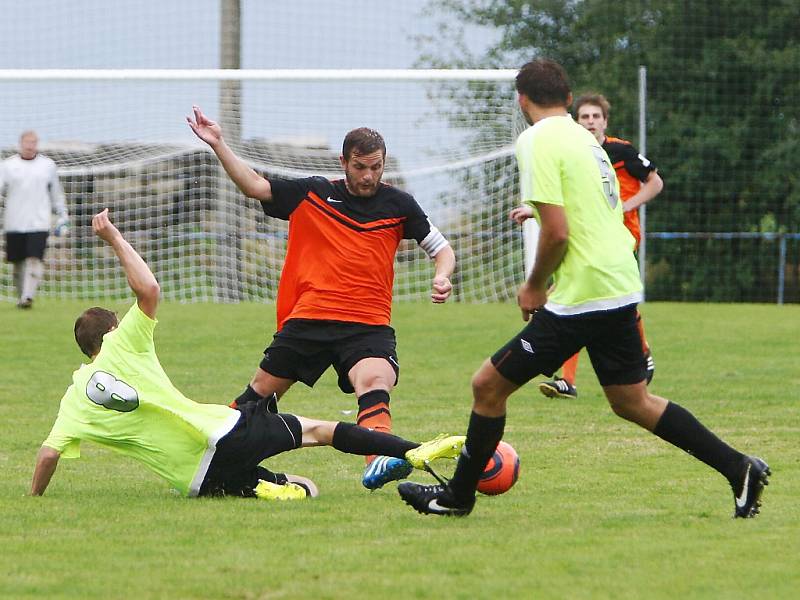 Skalice - Sedmihorky 0:2 (0:1). Vaníček s Markem se snaží zastavit průnik domácího Martínka.