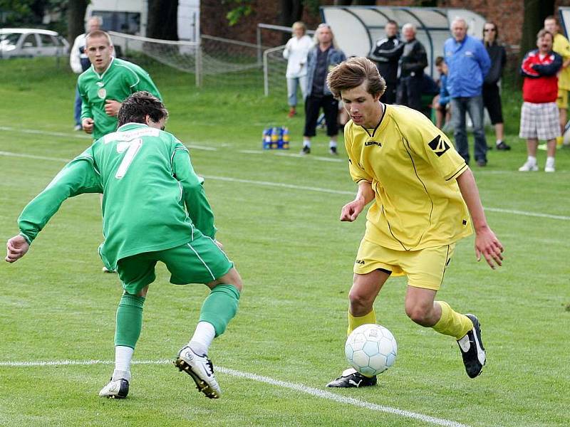 Starší dorostenci porazili Nový Bor 3:1. Trmík se snaží obejít Šlajse.