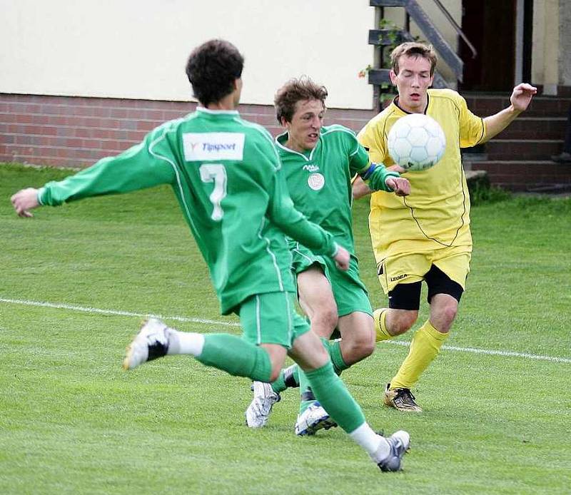 Starší dorostenci porazili Nový Bor 3:1. Coufal se Šlajsem se snaží zastavit akci Trmíka.