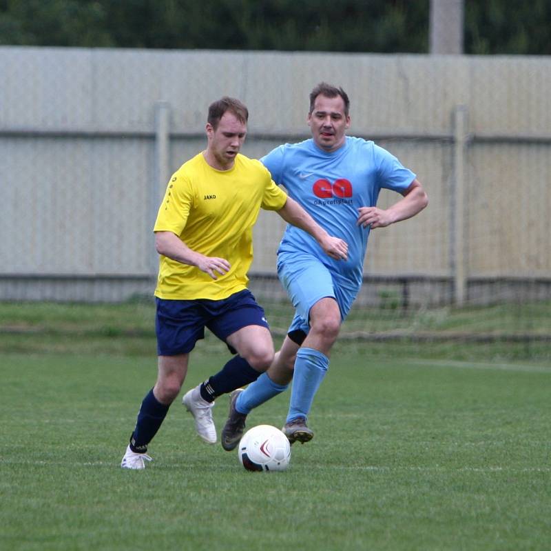 Fotbalisté českolipské Lokomotivy (žluté dresy) doma porazili Dubnici 5:3.