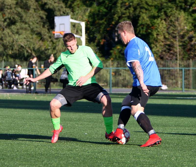 Arsenal Česká Lípa B (modré dresy) doma přejel Zákupy 6:0.