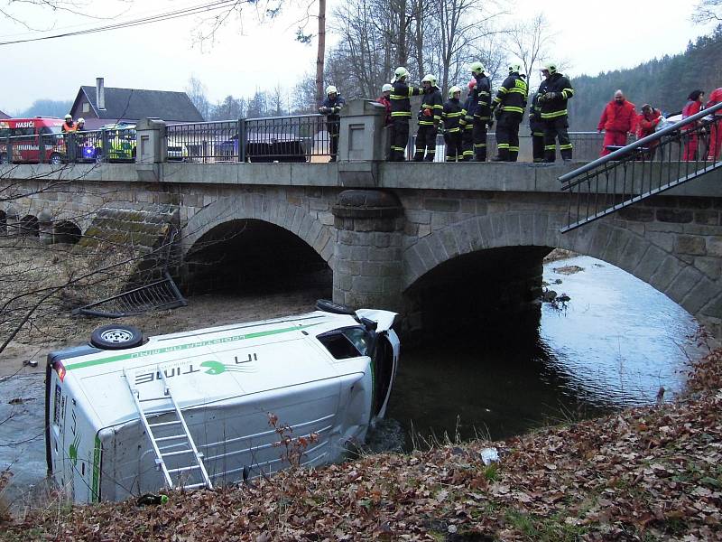 Ford Transit s mladým řidičem spadl v pondělí ze čtyřmetrové výšky do řeky Svitávka v Zákupech.