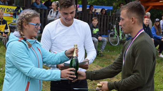 Šestého ročníku fotbalového turnaje v Oknech se zúčastnila desítka mužstev. Závěrečného ceremoniálu se zhostil fotbalový reprezentant Patrik Schick.