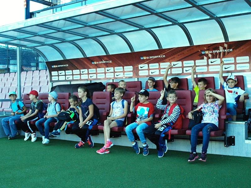 Mladí hráči kravařského fotbalového klubu si v neděli užili výlet do hlavního města. Jeho hlavním cílem byl zápas pražské Sparty. 
