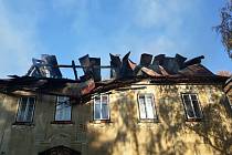 K požáru bytového domu ve Sloupu zamířilo osm jednotek hasičů. Při zásahu se tři hasiči lehce zranili, když se u domu propadla střecha.
