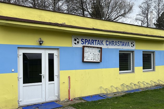 Vstup do kabin ve fotbalovém areálu Chrastavy.