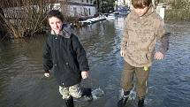 Déšť a tající sníh zvyšoval hladiny některých řek a potoků na Českolipsku. V pohotovosti jsou v České Lípě, Stráži pod Ralskem a od pátku dne také v Brništi či Pertolticích pod Ralskem.