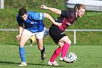 Chrastava - Česká Lípa 2:1. Kaňkovský v souboji s domácím Koubou (v modrém).