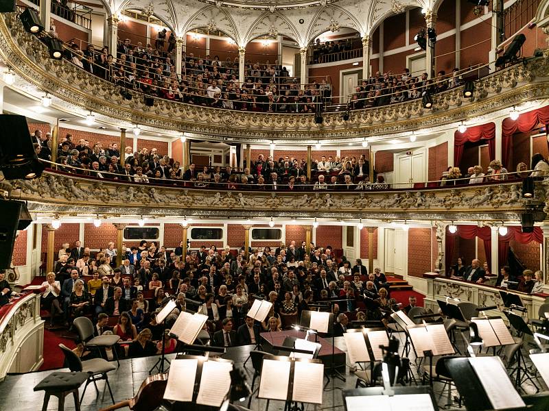 Do posledního místa zaplněné Divadlo F. X. Šaldy v Liberci zažilo premiérový Koncert pro Liberecký kraj, operní gala věnované cele odkazu W. A. Mozarta ve skvostném obsazení Plachetka, Baborák a Pražští komorní sólisté. 