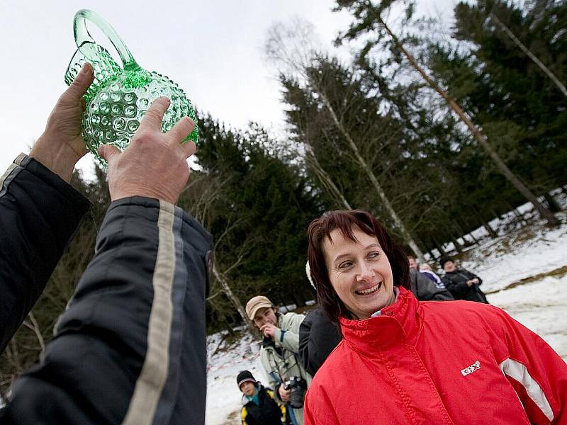 Dvě desítky jezdců - kamikadze se v sobotu odpoledne sešly na svahu Lipového vrchu v Prysku. Z kopce se pustili účastníci na nejrůznějších vozítkách, od křesla a kola po pneumatiky z traktoru nebo dokonce v gumové kanoi.