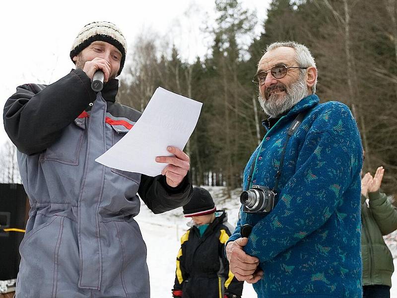 Dvě desítky jezdců - kamikadze se v sobotu odpoledne sešly na svahu Lipového vrchu v Prysku. Z kopce se pustili účastníci na nejrůznějších vozítkách, od křesla a kola po pneumatiky z traktoru nebo dokonce v gumové kanoi.