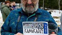 Dvě desítky jezdců - kamikadze se v sobotu odpoledne sešly na svahu Lipového vrchu v Prysku. Z kopce se pustili účastníci na nejrůznějších vozítkách, od křesla a kola po pneumatiky z traktoru nebo dokonce v gumové kanoi.