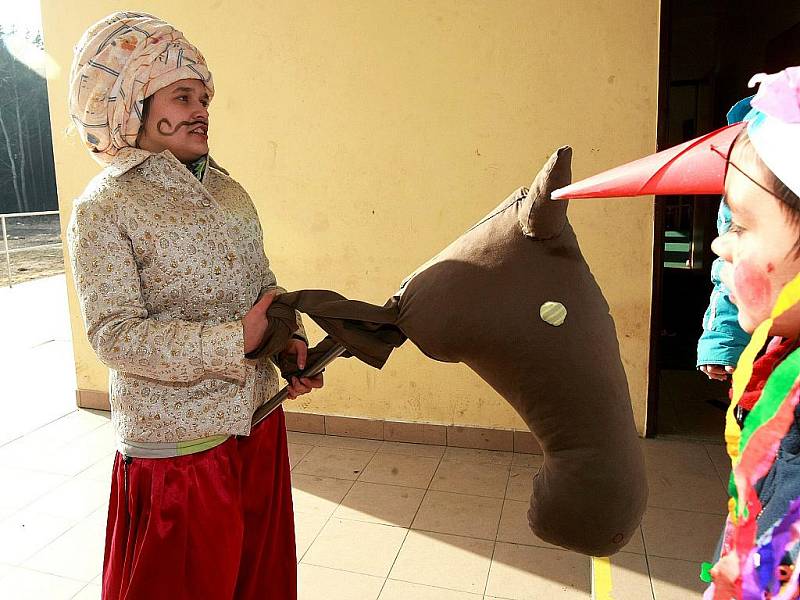 V neděli uspořádalo občanské sdružení Tosara pro děti masopustní průvod Ploužnicí.