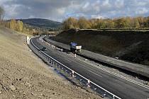 Zkapacitnění silnice I/9 z Nového Boru do Svoru za více než půl miliardy korun pilně pokračuje.
