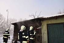 Tři jednotky hasičů zasahovaly u požáru dřevěného domku nedaleko železniční trati v obci Zahrádky.