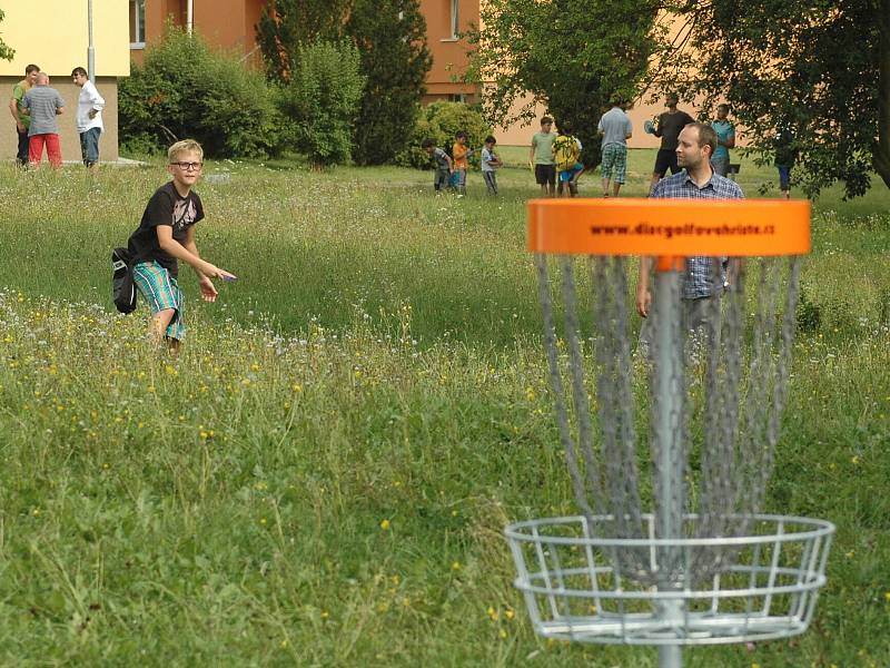 Na okraji českolipského sídliště Sever se ve čtvrtek otevřelo hřiště pro „golf s létajícími talíři“.