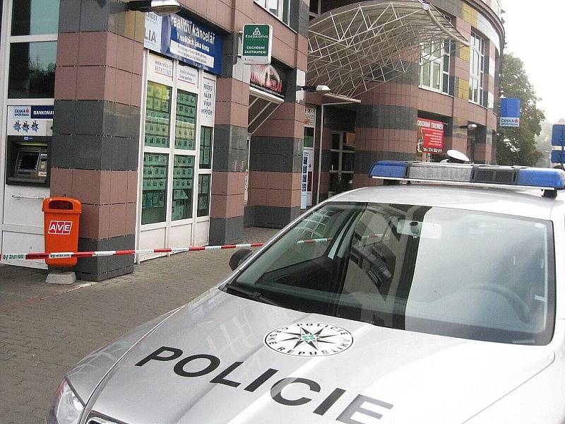 Budovy České spořitelny a Komerční banky se v pondělí ráno uzavřely kvůli hrozbě o umístění bomby.