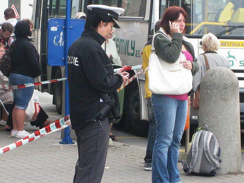 Budovy České spořitelny a Komerční banky se v pondělí ráno uzavřely kvůli hrozbě o umístění bomby.