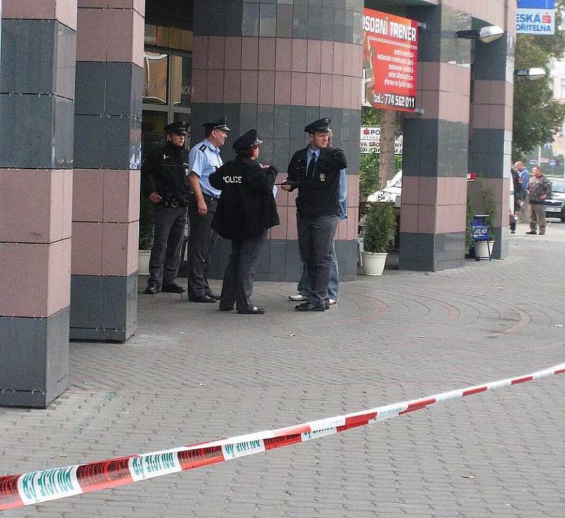 Budovy České spořitelny a Komerční banky se v pondělí ráno uzavřely kvůli hrozbě o umístění bomby.