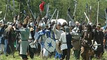 Na dvanáctý ročník Bitvy pěti armád se do lesů pod Bezdězem sjelo téměř devět stovek mladých lidí. 
