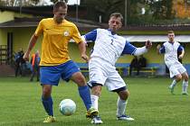 Lokomotiva Česká Lípa - Stráž nad Nisou 3:0. Českolipský Pospíšil (ve žlutém) souboji s Kaprasem.