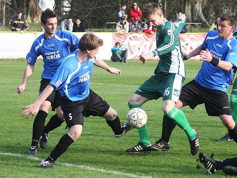 Šlágr v uplynulém kole krajského přeboru dopadl lépe pro Nový Bor, který zdolal Doksy. Hráči Doks Martin Vaňátko, Šťastný a Kolařík se snaží odebrat míč Demkemu.