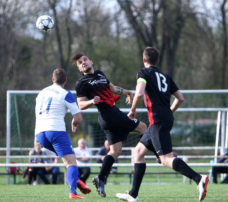 Hosté od řeky Ploučnice (tmavé dresy) podlehli Velvarům 2:5.