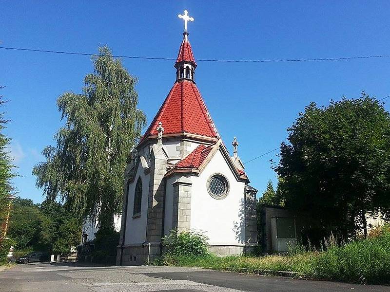 Hrobka v novoborských Arnultovicích patřila rodině významného skláře Franze Ladische. Ten v roce 1913 v Boru otevřel huť Flóra, pojmenovanou po jeho ženě. V roce 1949 byla huť připojená k podniku Borokrystal, ze kterého vznikl Crystalex.