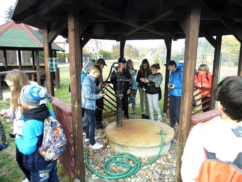 Jako první aplikaci otestovali studenti primy z Gymnázia v Mimoni. Na dobrodružnou cestu Ralskem se vydali ve čtvrtek v doprovodu lesních pedagogů VLS.