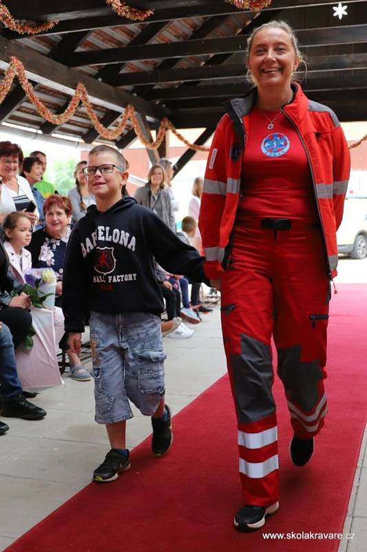 Záchranáři doprovodili prvňáčky do školy v Kravařích.