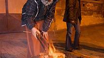 Předvánoční čas  v Doksech odstartovala tradiční akce místních skautů. Na náměstí vypukl v šestnáct hodin jarmark, kde nechyběly například ani vánoční domácí perníčky.