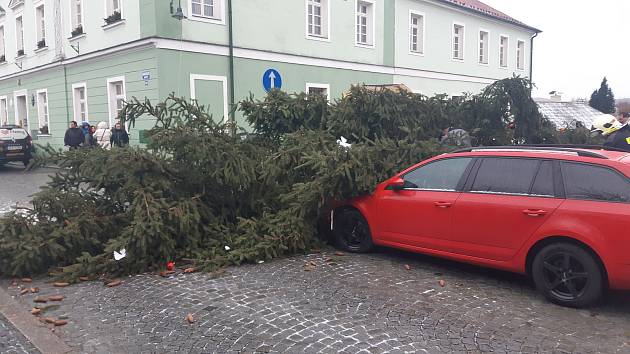 Na Masarykově náměstí v Dubé se vlivem silného větru zřítil vánoční strom. Nikomu se nic nestalo.