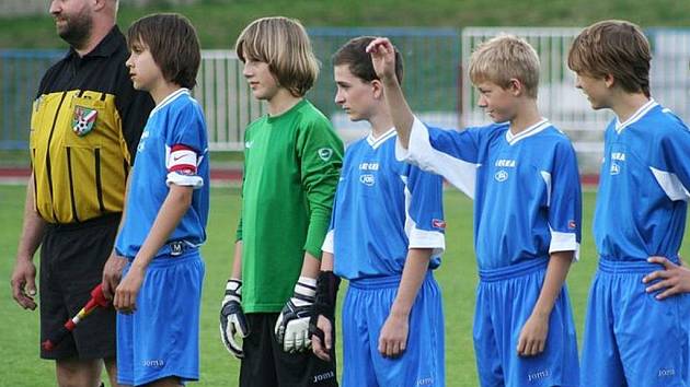 Výběr družstva českolipského okresu při nástupu na fotbalový zápas.