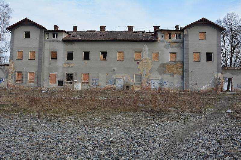 Rozlehlý areál bývalé železniční stanice včetně nádraží je v ruinách a plný nepořádku.