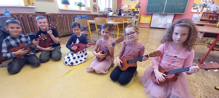 Děti ze ZŠ Stružnice se učí hrát na ukulele.