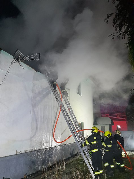 Do Kvítkova spěchali hasiči, požár zachvátil přístavbu rodinného domu.