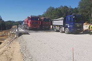 Na stavbě zkapacitnění silnice I/9 mezi Nový Bor a Svorem začaly zátěžové testy na nových mostech.