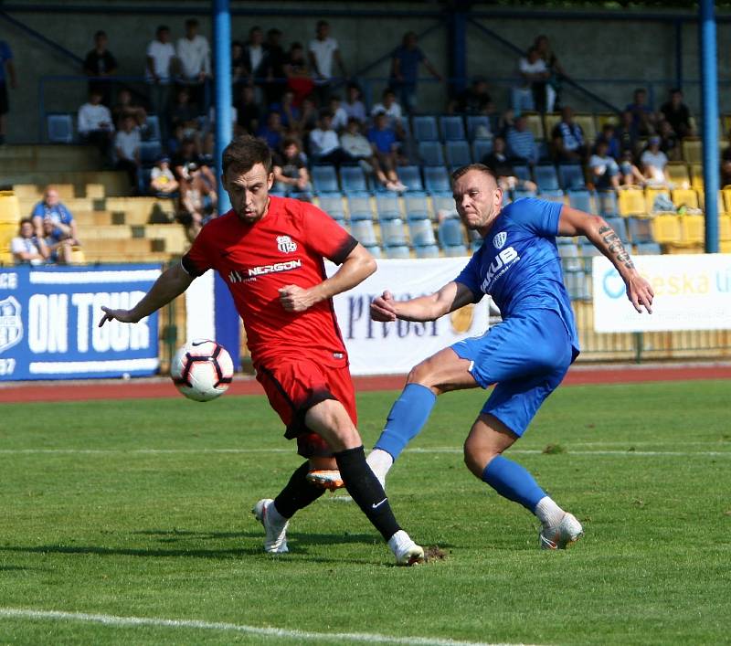 Puchmajer se snaží zblokovat střelu Ondry Vacka.