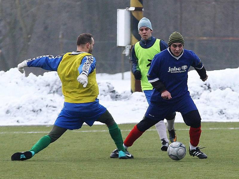 V rámci novoborského zimního turnaje porazila Horní Police tým Polevska 1:0. Maruščák sleduje, jak Heřmánek obchází obránce Kuchaře.