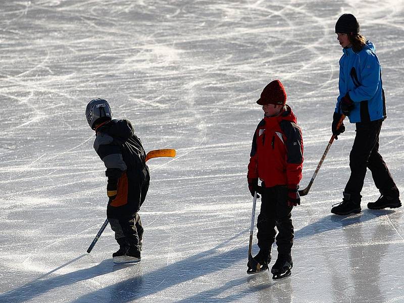 Zamrzlé koupaliště v Novém Boru navštíví každý den mnoho zájemců o bruslení pod širým nebem. Hrát se zde dá i hokej.