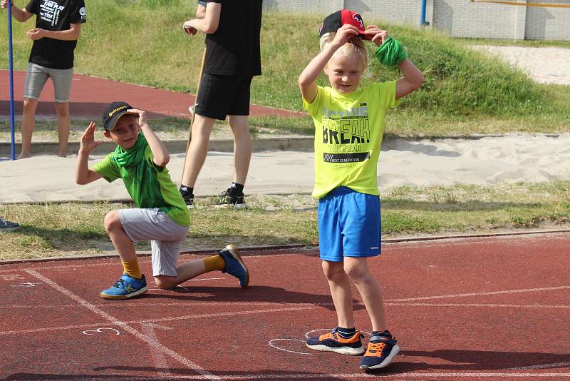 12. ročník Novoborské olympiády dětí a mládeže začalo v ZŠ U Lesa. Do sportovního klání se letos zapojí tři školy ve městě.