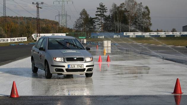 Bezpečně a za dohledu instruktora si mohou lidé na autodromu v Sosnové vyzkoušet třeba úhybné manévry na kluzkém povrchu. 