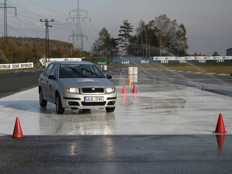 Bezpečně a za dohledu instruktora si mohou lidé na autodromu v Sosnové vyzkoušet třeba úhybné manévry na kluzkém povrchu. 