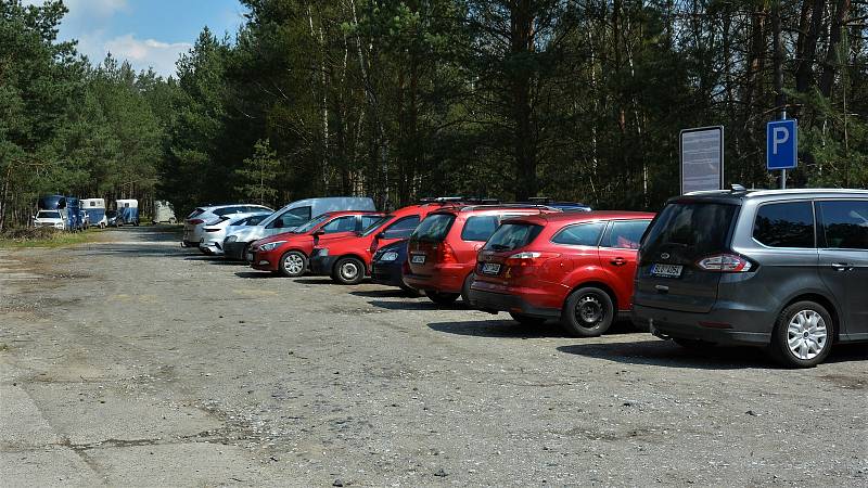 U letiště bylo rušno. Letci se vznášeli, turisté sportovali nebo jen lenošili.