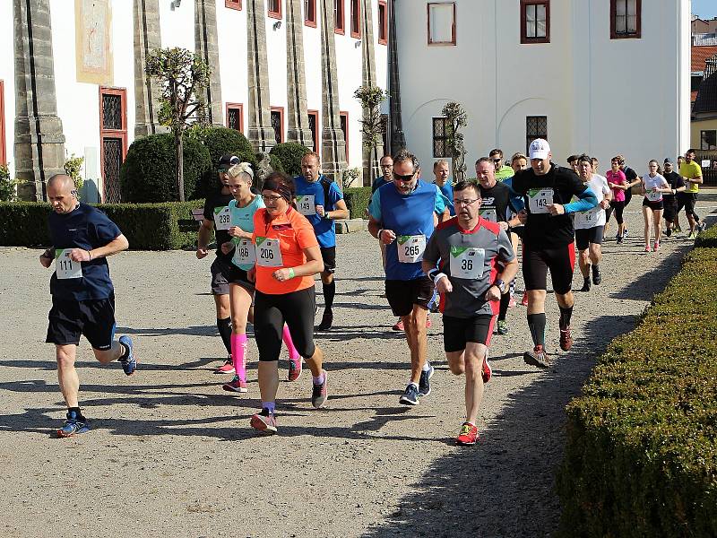 Běžci se během City Cross Runu podívali zblízka nejen na památky České Lípy, ale zavítali také do přírody. Do cíle doběhla většina z nich.