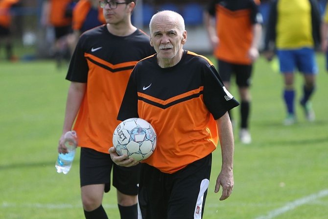 Jiří Štěpánek nastoupil v 72 letech v dresu Skalice B v rámci utkání okresní soutěže. Jeho tým porazil 5:3 rezervu českolipské Lokomotivy.