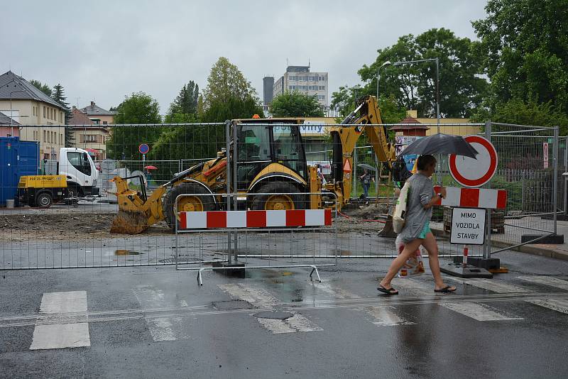 Stavba přerušila až do konce listopadu frekventovanou ulici Bedřicha Egermanna v Novém Boru.